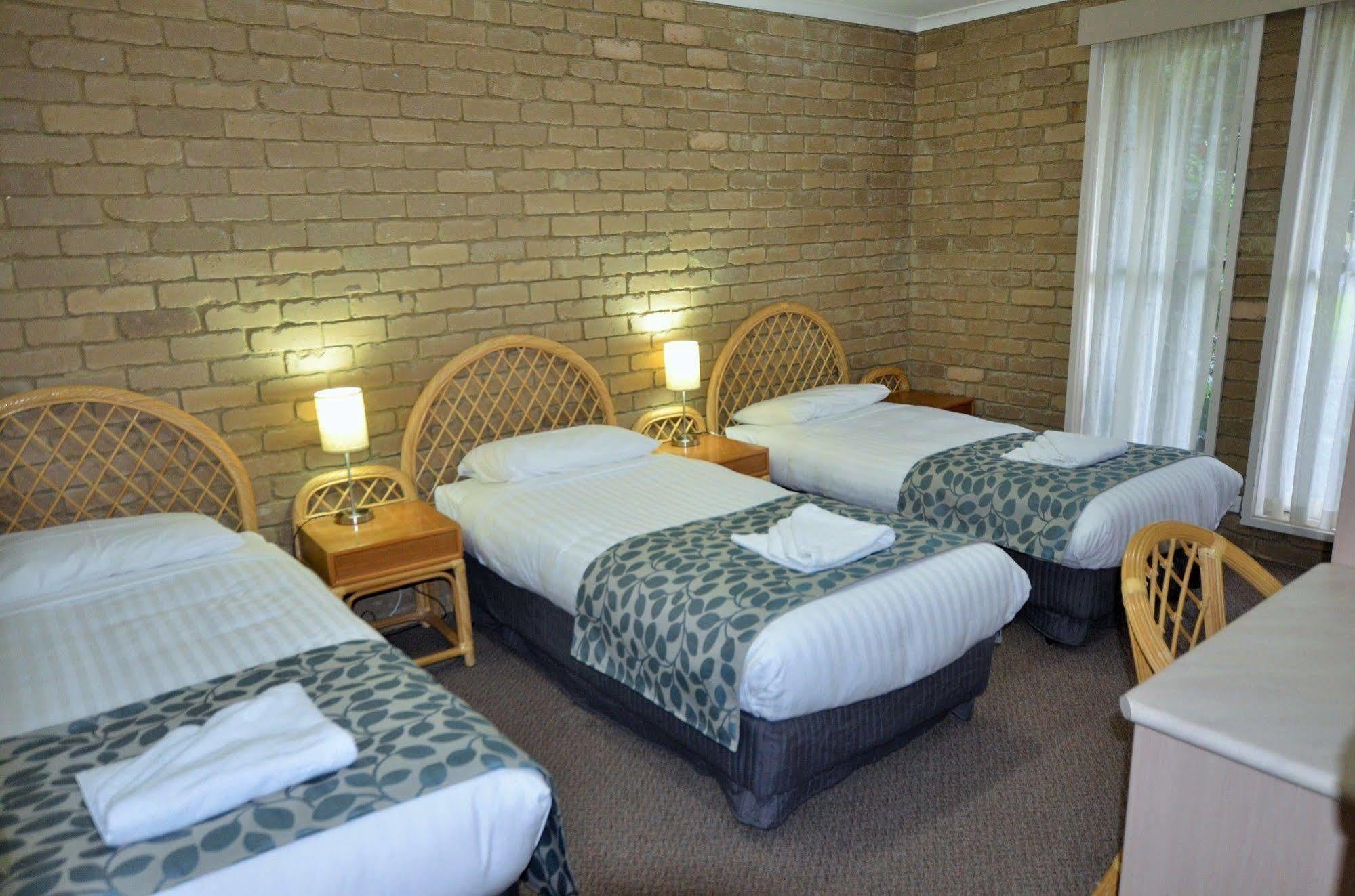 Tropicana Motor Inn Коув Экстерьер фото
